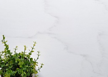 Светлая столешница из искусственного камня