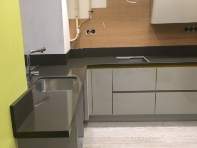 Столешница из камня с металлической раковиной: материал кварцевый агломерат Samsung Radianz AE498