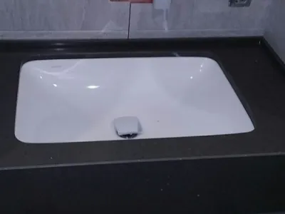 Столеница в ванную комнату из кварцевого камня Samsung Radianz AE498 Alpine Umber