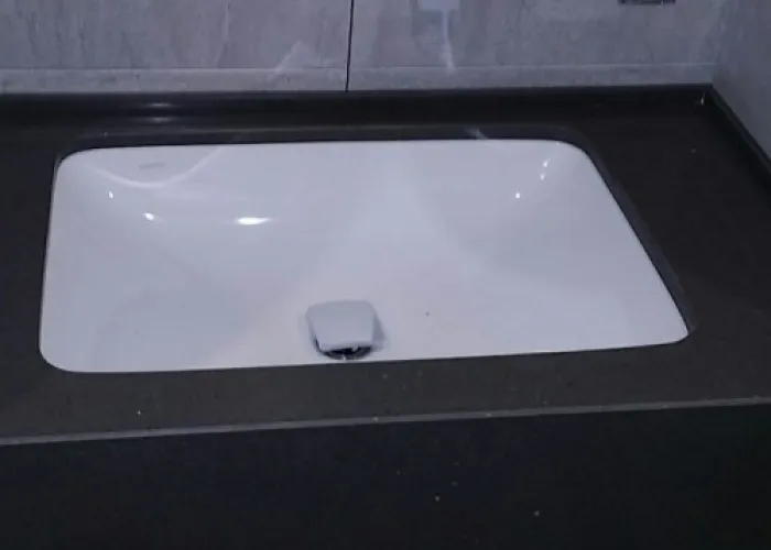 Столеница в ванную комнату из кварцевого камня Samsung Radianz AE498 Alpine Umber
