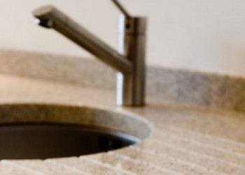 Коричневая столешница из искусственного камня