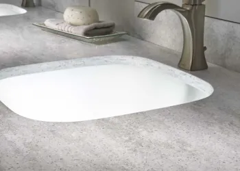 Серая столешница из искусственного камня