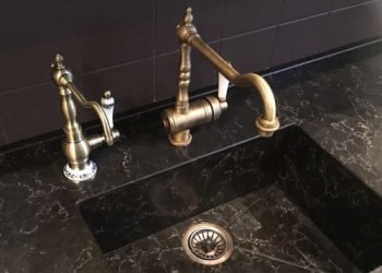 Столешница с островом и интегрированной мойкой из кварца Caeserstone 6338 Woodlands