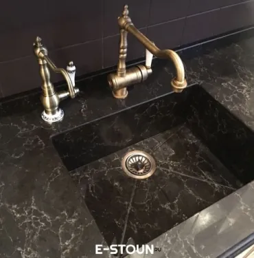 Столешница с островом и интегрированной мойкой из кварца Caeserstone 6338 Woodlands