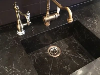 Столешница с островом и интегрированной мойкой из кварца Caeserstone 6338 Woodlands