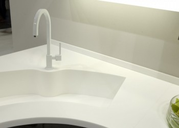 Круглая столешница из искусственного камня