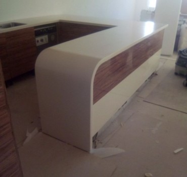 Столешница из акрилового камня Samsung Staron с гнутыми элементами Столешница из акрилового камня Samsung Staron с гнутыми элементами