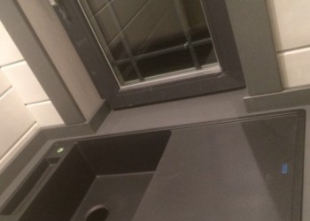 Монтаж столешницы из кварцевого агломерата Plazastone Stella Vespro