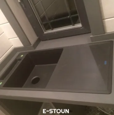 Монтаж столешницы из кварцевого агломерата Plazastone Stella Vespro