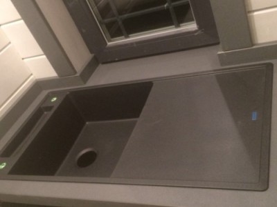 Монтаж столешницы из кварцевого агломерата Plazastone Stella Vespro