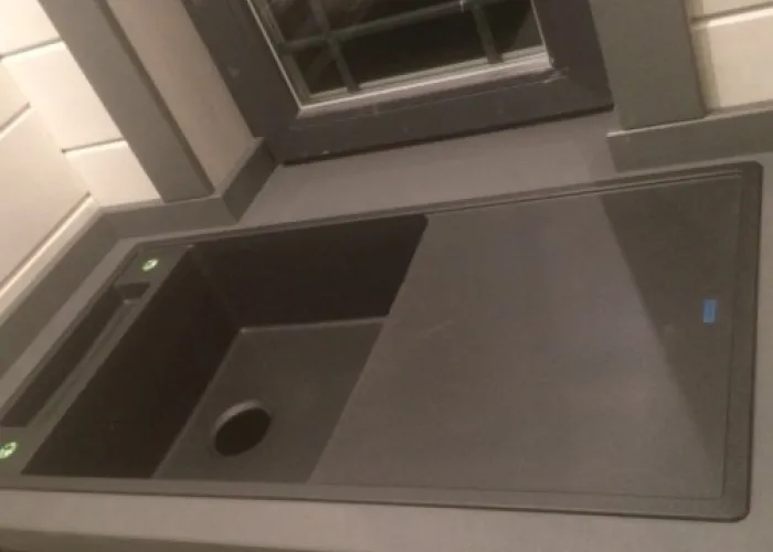 Монтаж столешницы из кварцевого агломерата Plazastone Stella Vespro