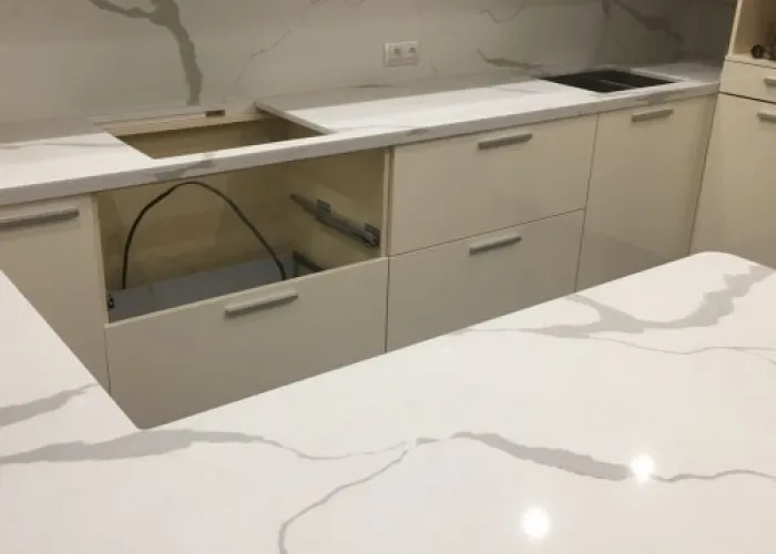 Столешница на кухню из кварцевого камня Samsung Radianz MW123 Monaco White