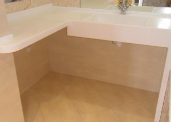 Столешница из искусственного камня в ванную с литой мойкой