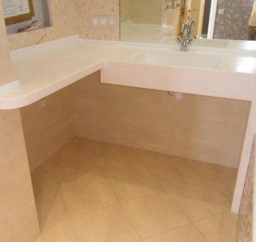 Столешница из искусственного камня в ванную с литой мойкой Столешница из искусственного камня в ванную с литой мойкой