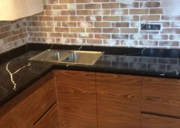 Кухонная столешница из камня Vicostone Nero Marquina BQ 8740
