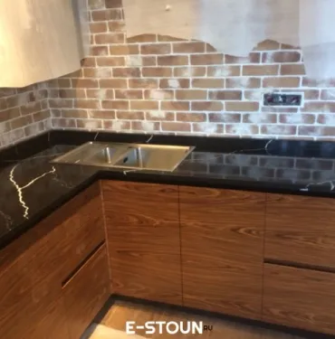 Кухонная столешница из камня Vicostone Nero Marquina BQ 8740