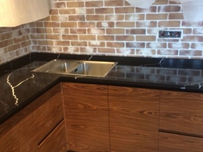 Кухонная столешница из камня Vicostone Nero Marquina BQ 8740
