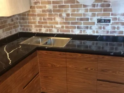 Кухонная столешница из камня Vicostone Nero Marquina BQ 8740