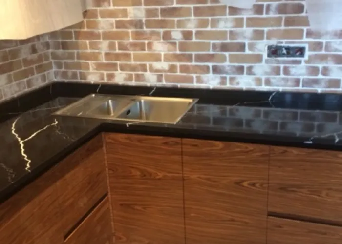 Кухонная столешница из камня Vicostone Nero Marquina BQ 8740