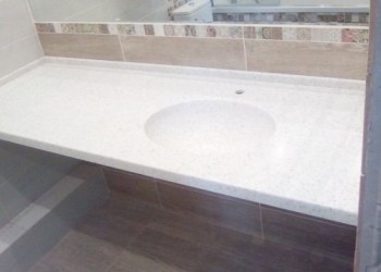 Столешница с "литой" раковиной из камня Grandex J505 в ванную комнату