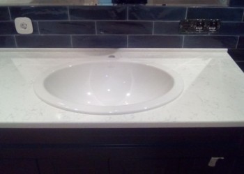 Столешница из кварца Technistone Areti Bianco Noble в ванную комнату