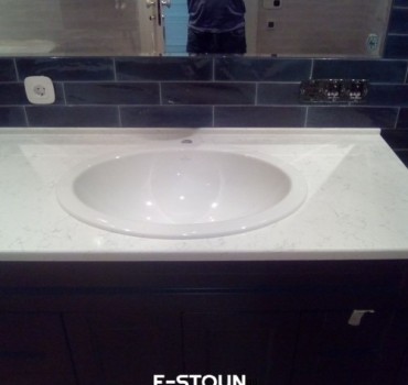 Столешница из кварца Technistone Areti Bianco Noble в ванную комнату Столешница из кварца Technistone Areti Bianco Noble в ванную комнату