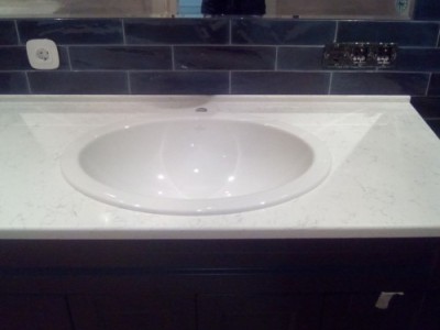 Столешница из кварца Technistone Areti Bianco Noble в ванную комнату