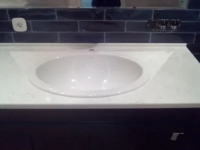 Столешница из кварца Technistone Areti Bianco Noble в ванную комнату
