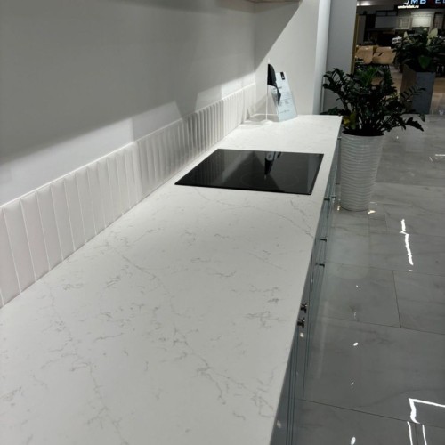 Кварцевый агломерат Avant 7560 Калакатта Альби