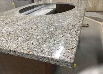 Столешница из кварцевого агломерата в ванную