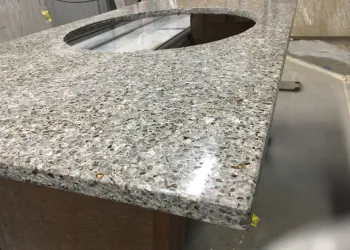 Столешница из кварцевого агломерата в ванную
