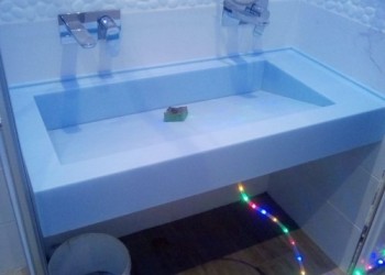 Столешница в ванную с мойкой с стоком под наклоном: вода уходит в щель