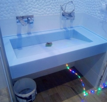 Столешница в ванную с мойкой с стоком под наклоном: вода уходит в щель Столешница в ванную с мойкой с стоком под наклоном: вода уходит в щель