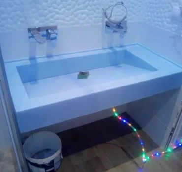 Столешница в ванную с мойкой с стоком под наклоном: вода уходит в щель Столешница в ванную с мойкой с стоком под наклоном: вода уходит в щель