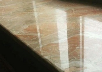 Преимущества и недостатки подоконников из натурального и искусственного камня