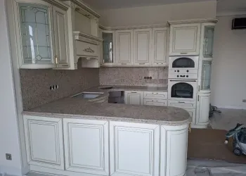 Столешница из кварца SmartQuartz Giallo 40 мм с фигурной кромкой и каменным фартуком — Москва