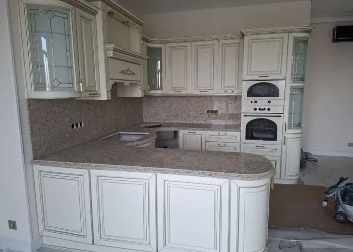 Столешница из кварца SmartQuartz Giallo 40 мм с фигурной кромкой и каменным фартуком — Москва