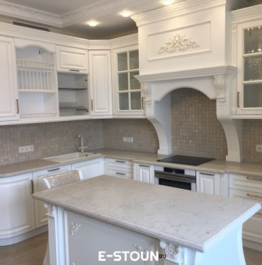 Столешница из кварцевого агломерата Caeserstone 5212 taj royale: фигурная кромка, остров.