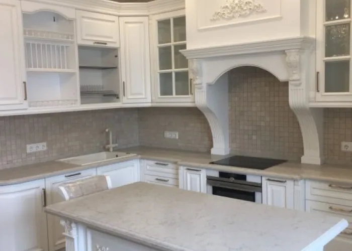 Столешница из кварцевого агломерата Caeserstone 5212 taj royale: фигурная кромка, остров.