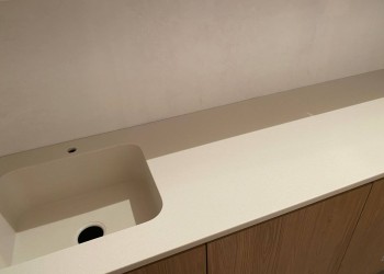 Столешница с интегрированной мойкой из Grandex S209 и столешница в ванную из Hanex T507 — Коммунарка