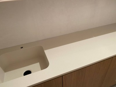 Столешница с интегрированной мойкой из Grandex S209 и столешница в ванную из Hanex T507 — Коммунарка