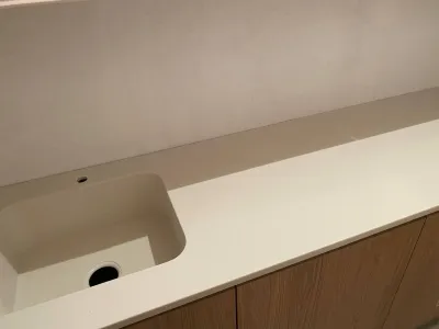 Столешница с интегрированной мойкой из Grandex S209 и столешница в ванную из Hanex T507 — Коммунарка