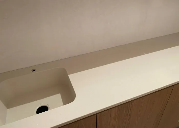 Столешница с интегрированной мойкой из Grandex S209 и столешница в ванную из Hanex T507 — Коммунарка