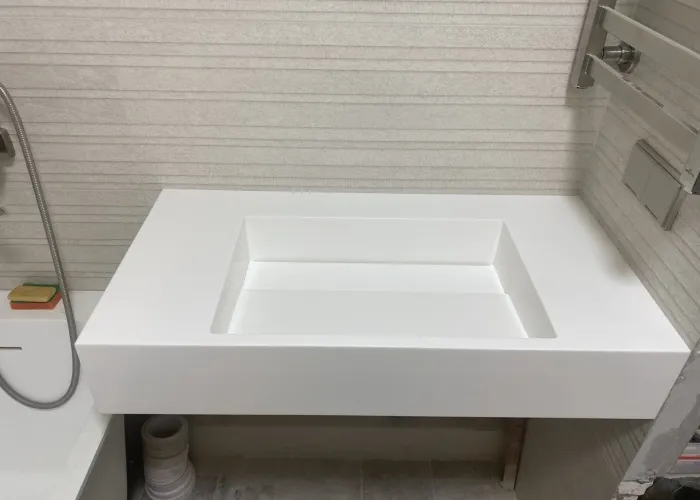 Кухня из акрила Grandex D314 со съёмной панелью у газовой трубы и щелевая раковина P104 — Очаково-Матвеевское