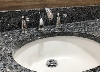 Гранитная столешница в ванную