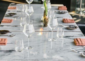 Стол с мраморной столешницей