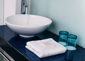 Столешница в ванную из акрилового камня