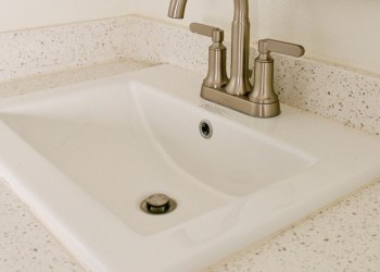 Столешница из кварца в ванную