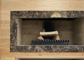 Облицовка камина мрамором