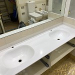 Столешница в ванну с двумя литыми раковинами Столешница в ванну с двумя литыми раковинами